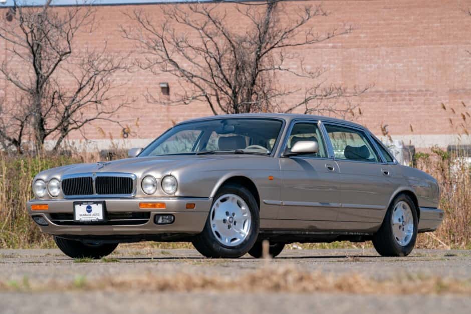 1997 Jaguar X300 XJ (1995-1997) sold for $11,000