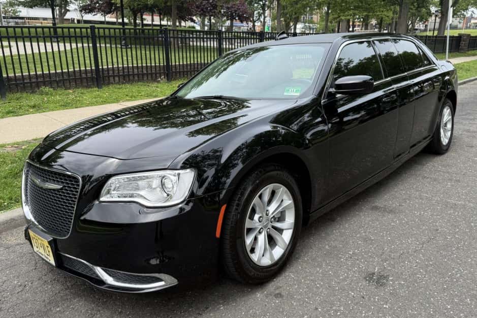 2016 Chrysler 300 (2005-2023) sold for $10,860