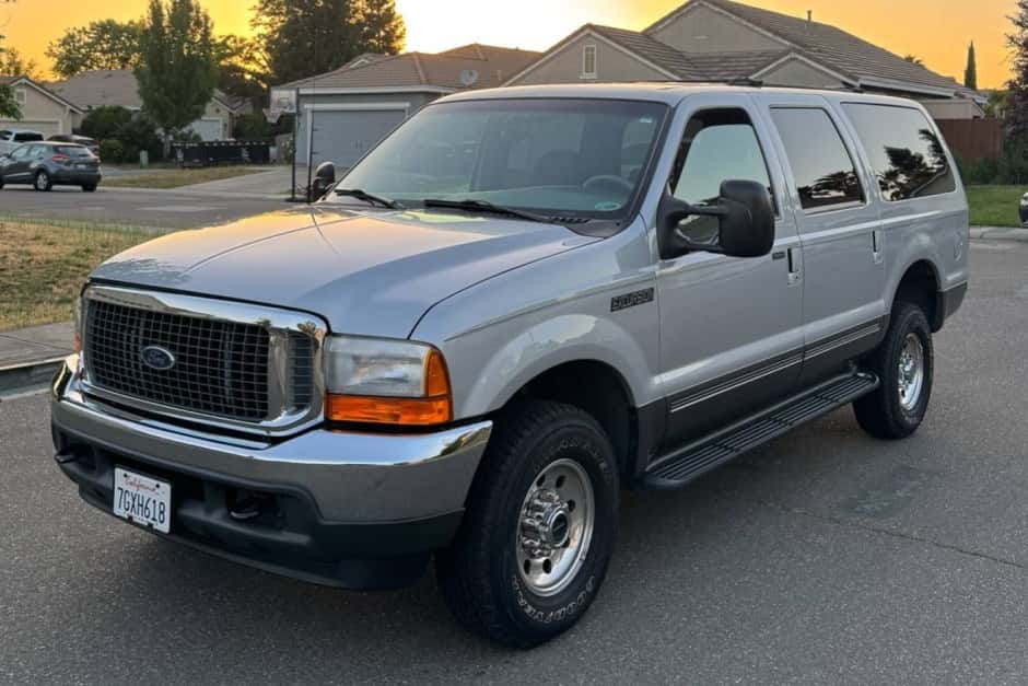 2001 Ford Excursion sold for $28,000