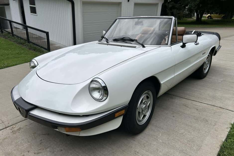 1986 Alfa Romeo 105/115 Spider Series 3 sold for $9,600