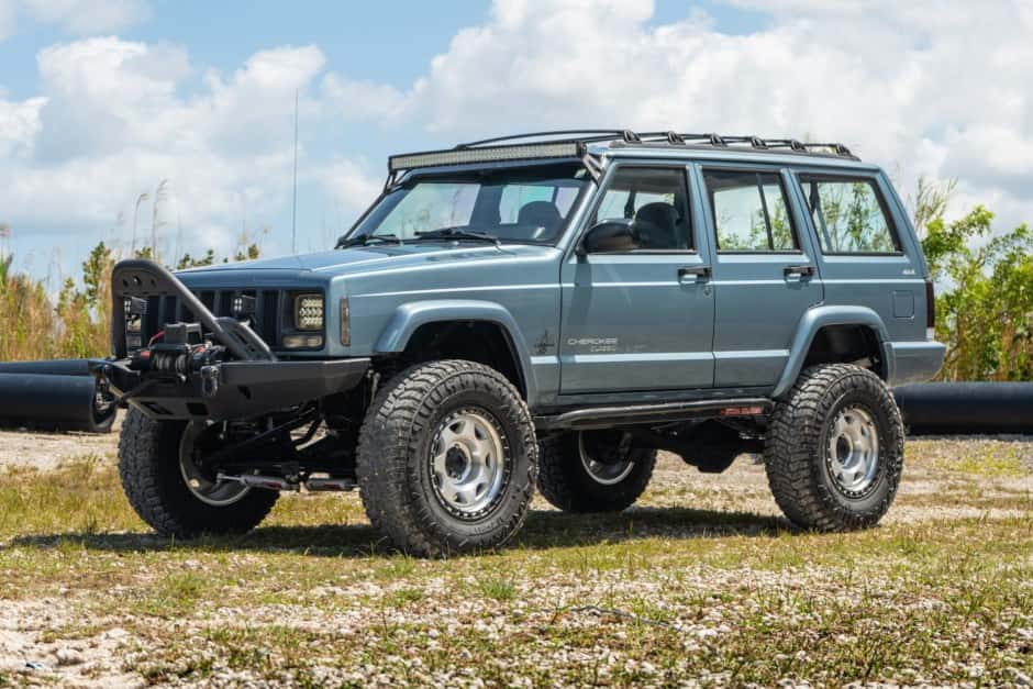 1997 Jeep XJ Cherokee sold for $10,907