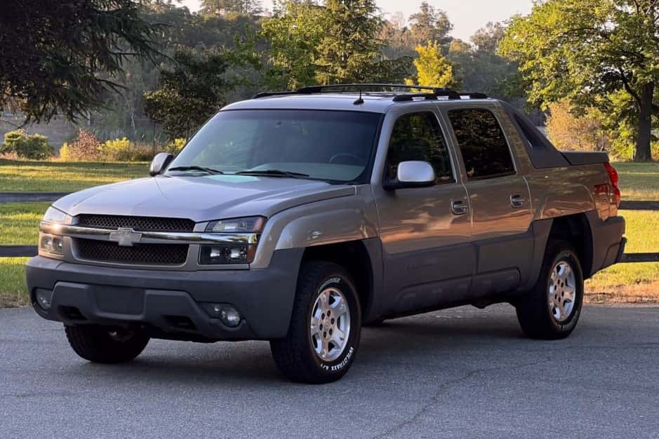 2002 Chevrolet Avalanche sold for $19,119