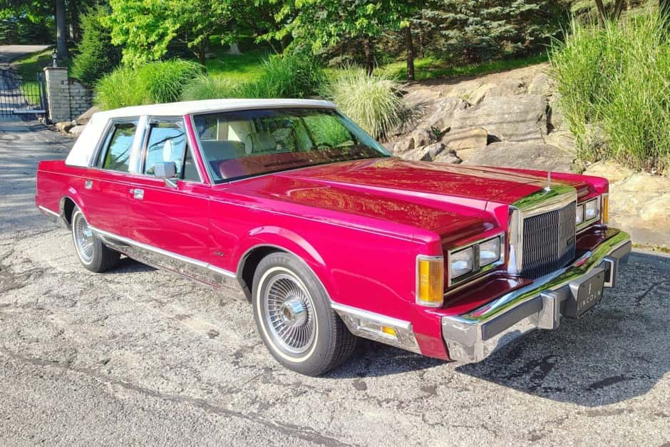 1989 Lincoln Town Car sold for $19,300