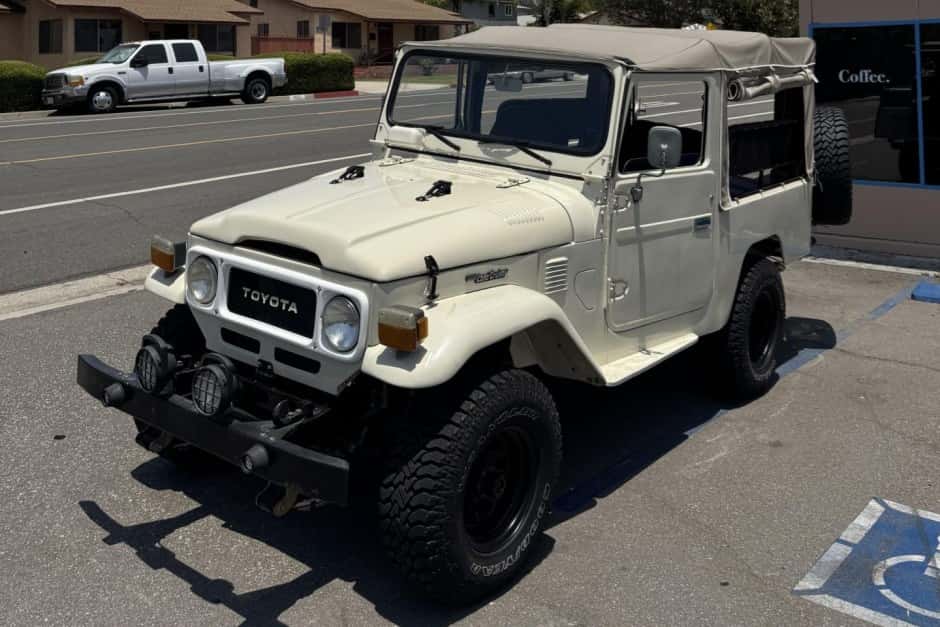 1976 Toyota Land Cruiser FJ43 sold for $17,000