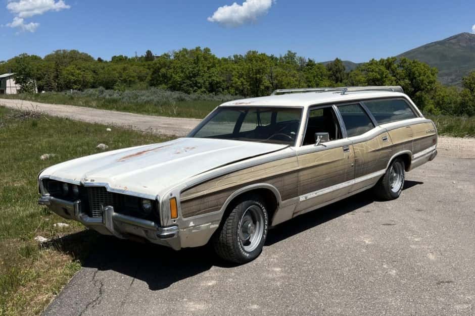 1971 Ford Country Squire sold for $3,350