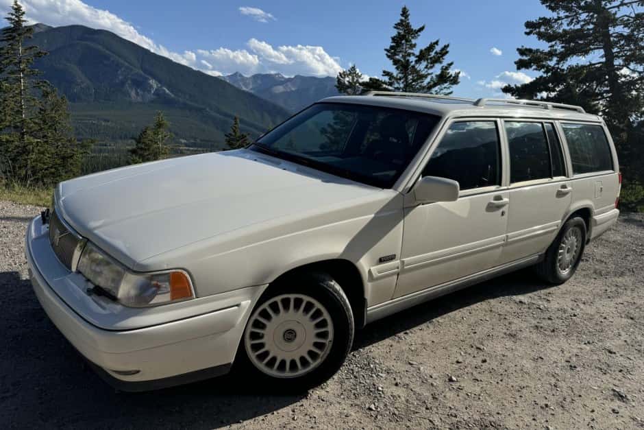 1996 Volvo 900-Series sold for $2,422
