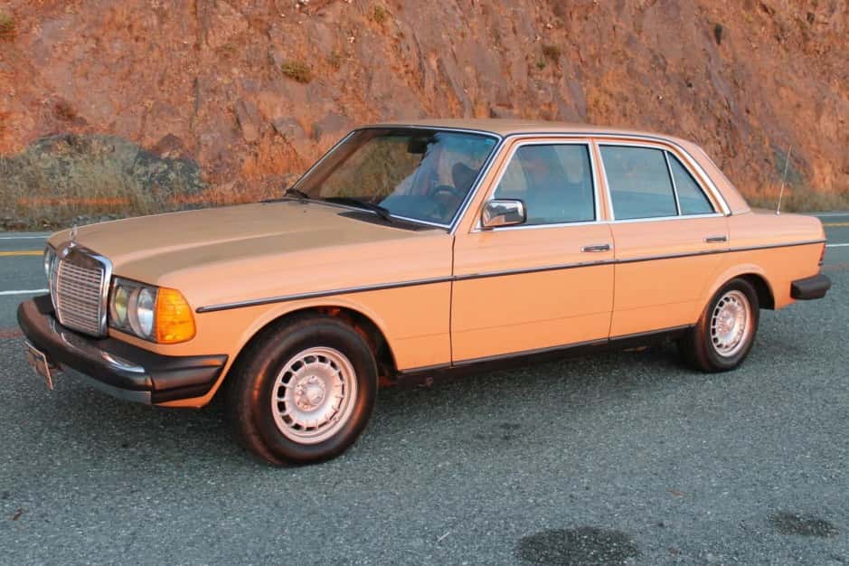 1977 Mercedes-Benz W123 sold for $8,950