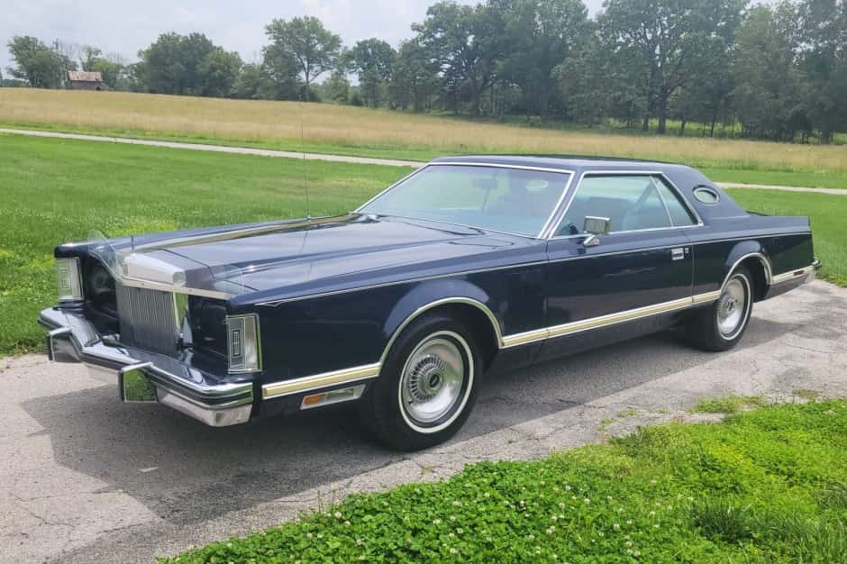 1977 Lincoln Continental Mark V (1977-1979) sold for $8,300