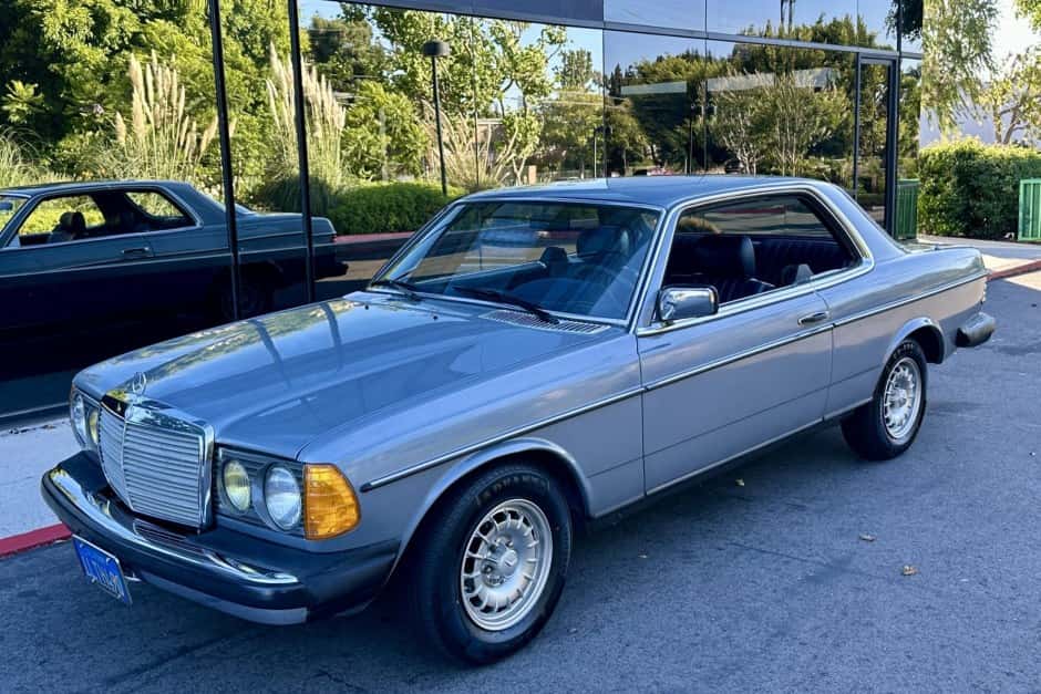 1982 Mercedes-Benz W123 sold for $21,000