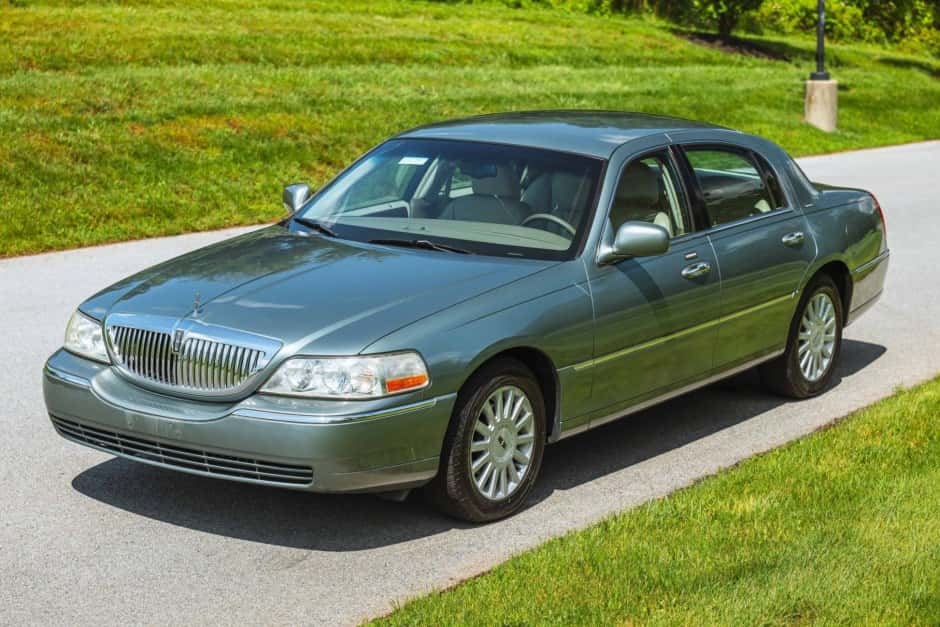 2005 Lincoln Town Car sold for $13,750