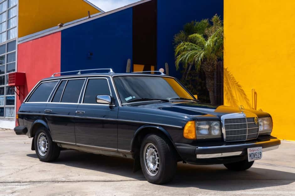 1985 Mercedes-Benz W123 sold for $25,666