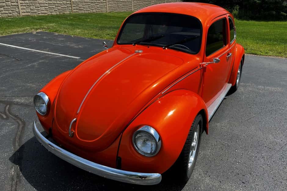 1972 Volkswagen Super Beetle sold for $8,100