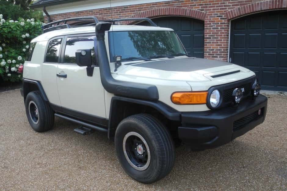 2010 Toyota FJ Cruiser sold for $8,900