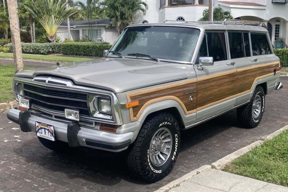 1988 Jeep SJ Grand Wagoneer sold for $24,251