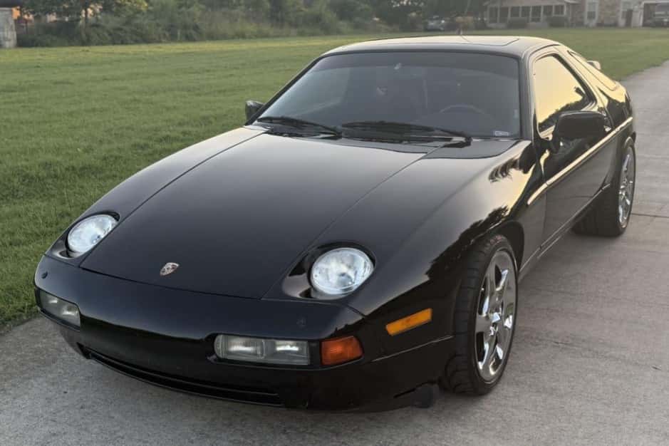 1990 Porsche 928 sold for $15,500
