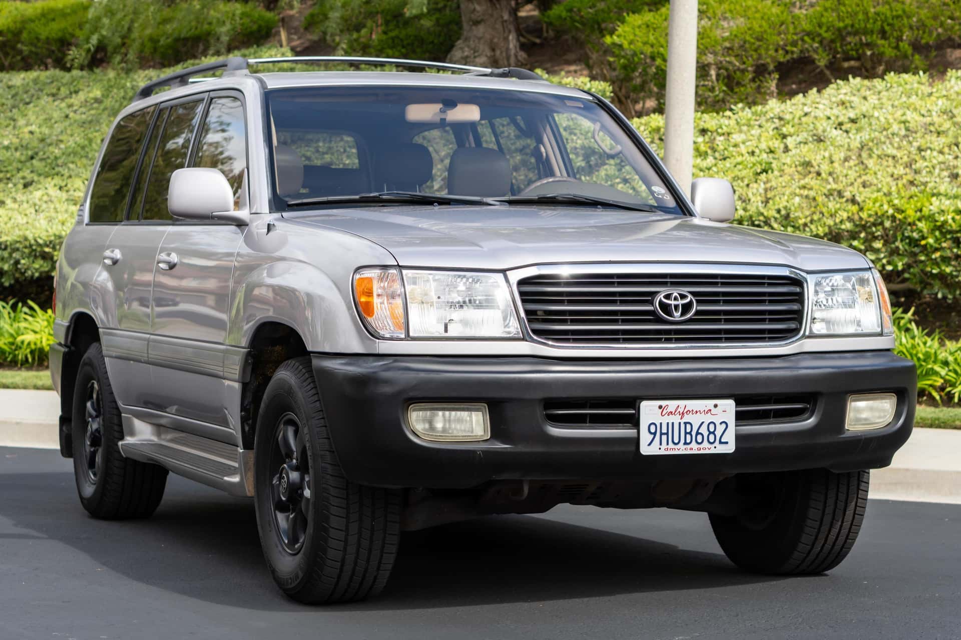 2000 Toyota Land Cruiser sold for $11,420