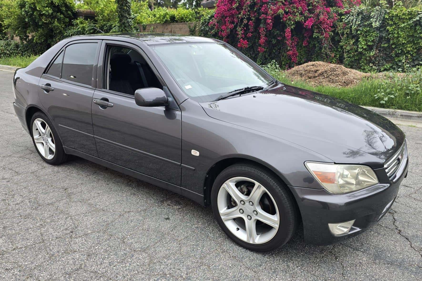1999 Toyota Altezza sold for $8,130