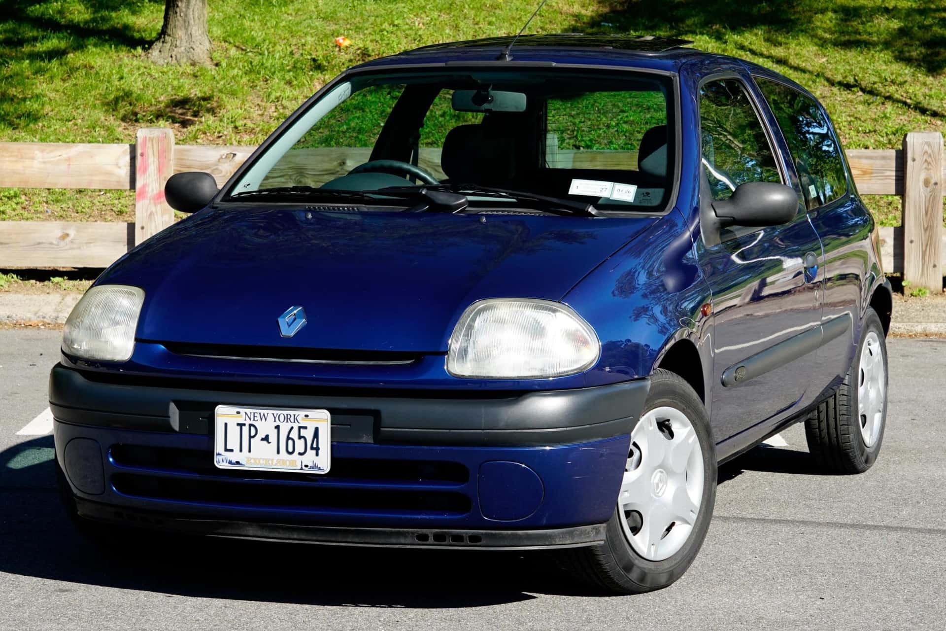 2000 Renault Clio sold for $3,400