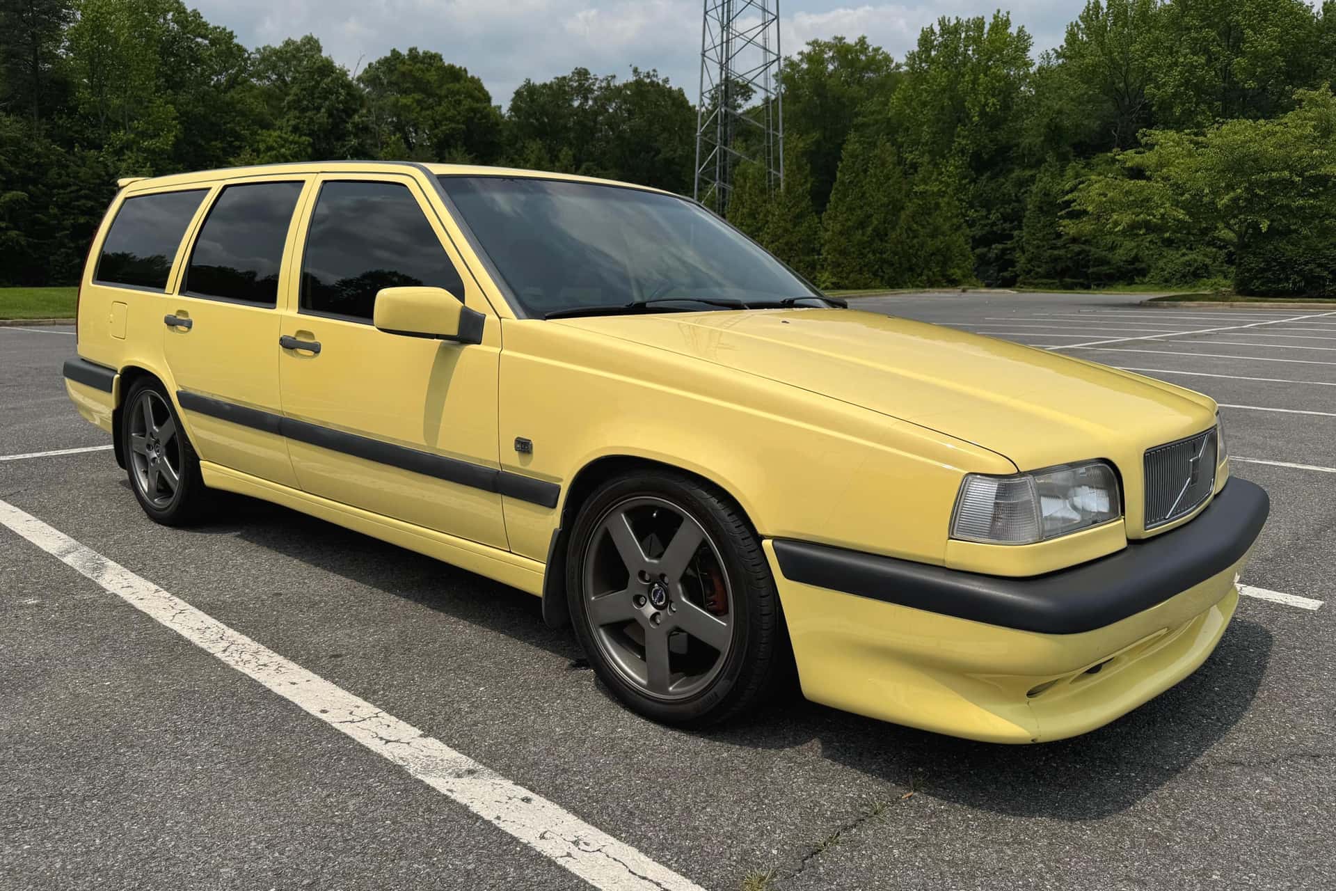 1995 Volvo 850 sold for $17,750