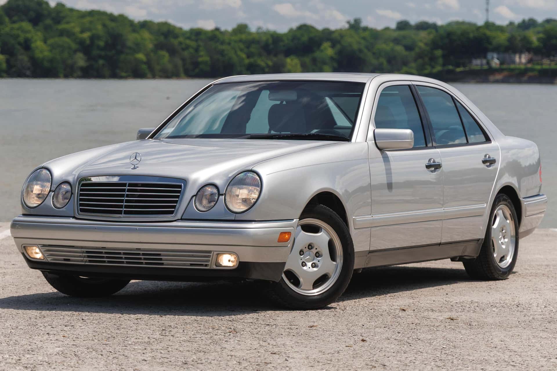1998 Mercedes-Benz E-Class sold for $8,800
