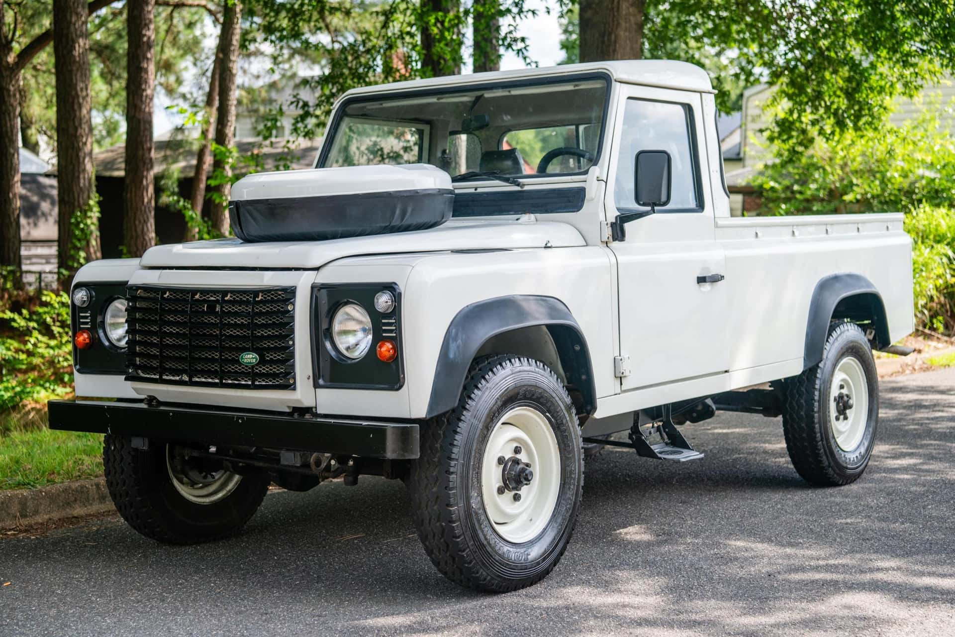 1994 Land Rover Defender sold for $16,750