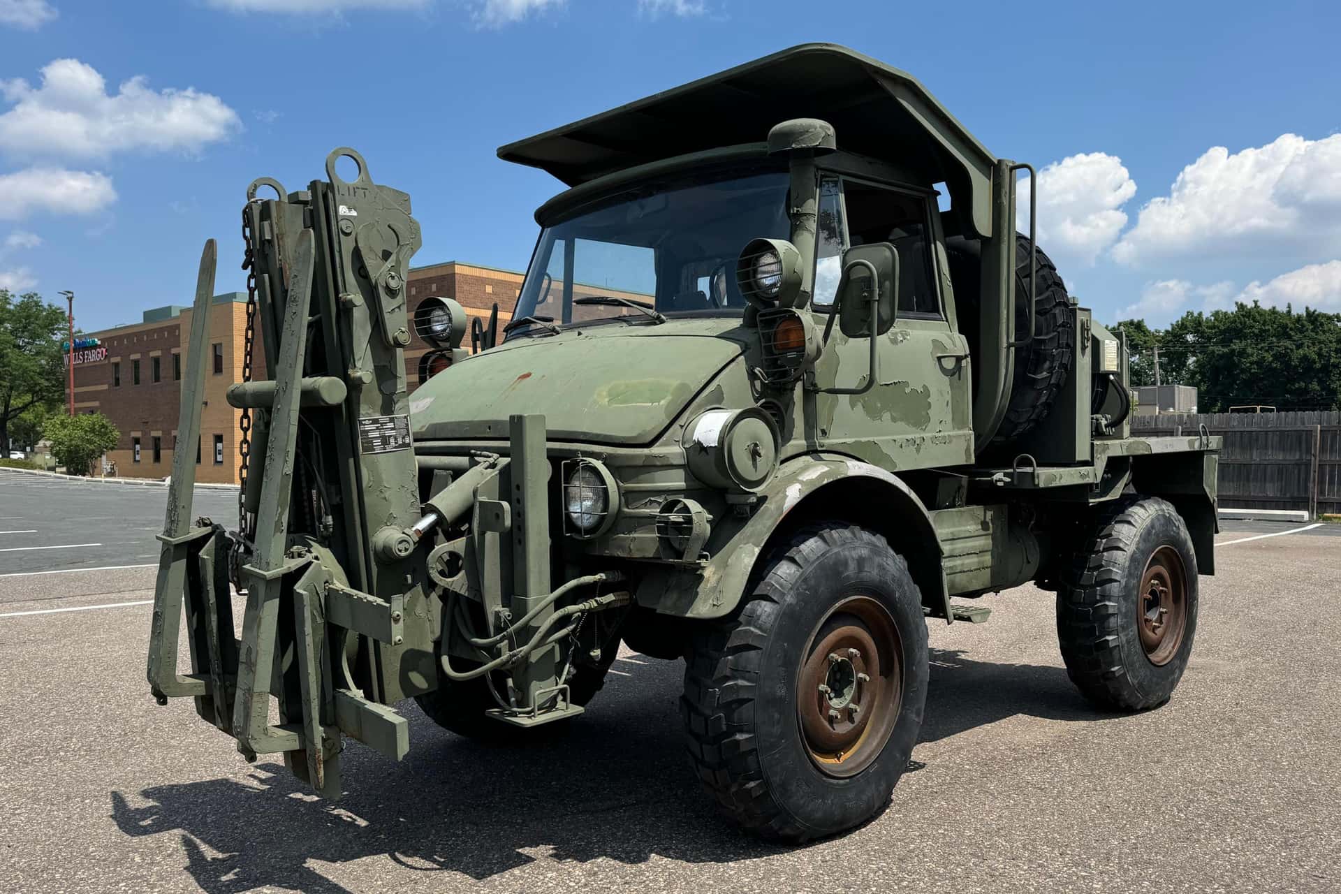 1989 Mercedes-Benz Unimog sold for $17,250