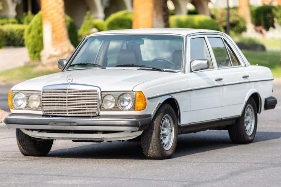 1984 Mercedes-Benz W123 sold for $8,100
