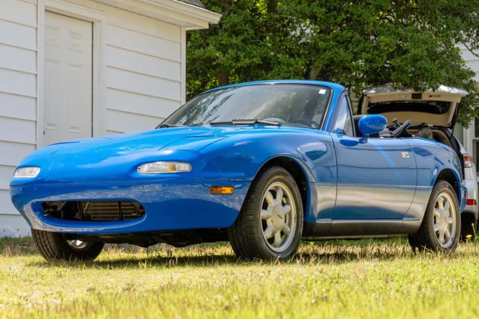 1990 Mazda NA MX-5 Miata sold for $17,280