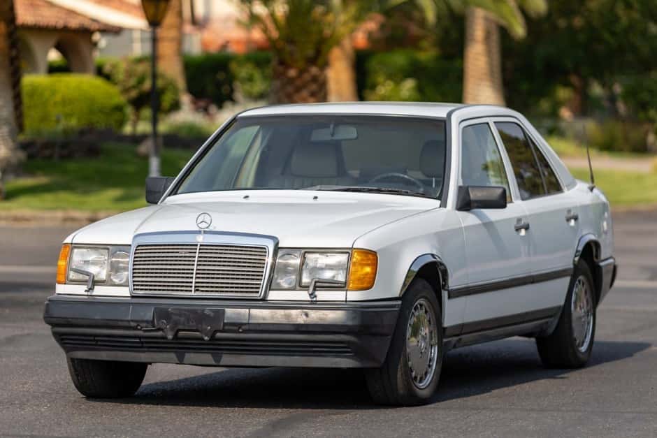 1989 Mercedes-Benz W124 E-Class sold for $3,000