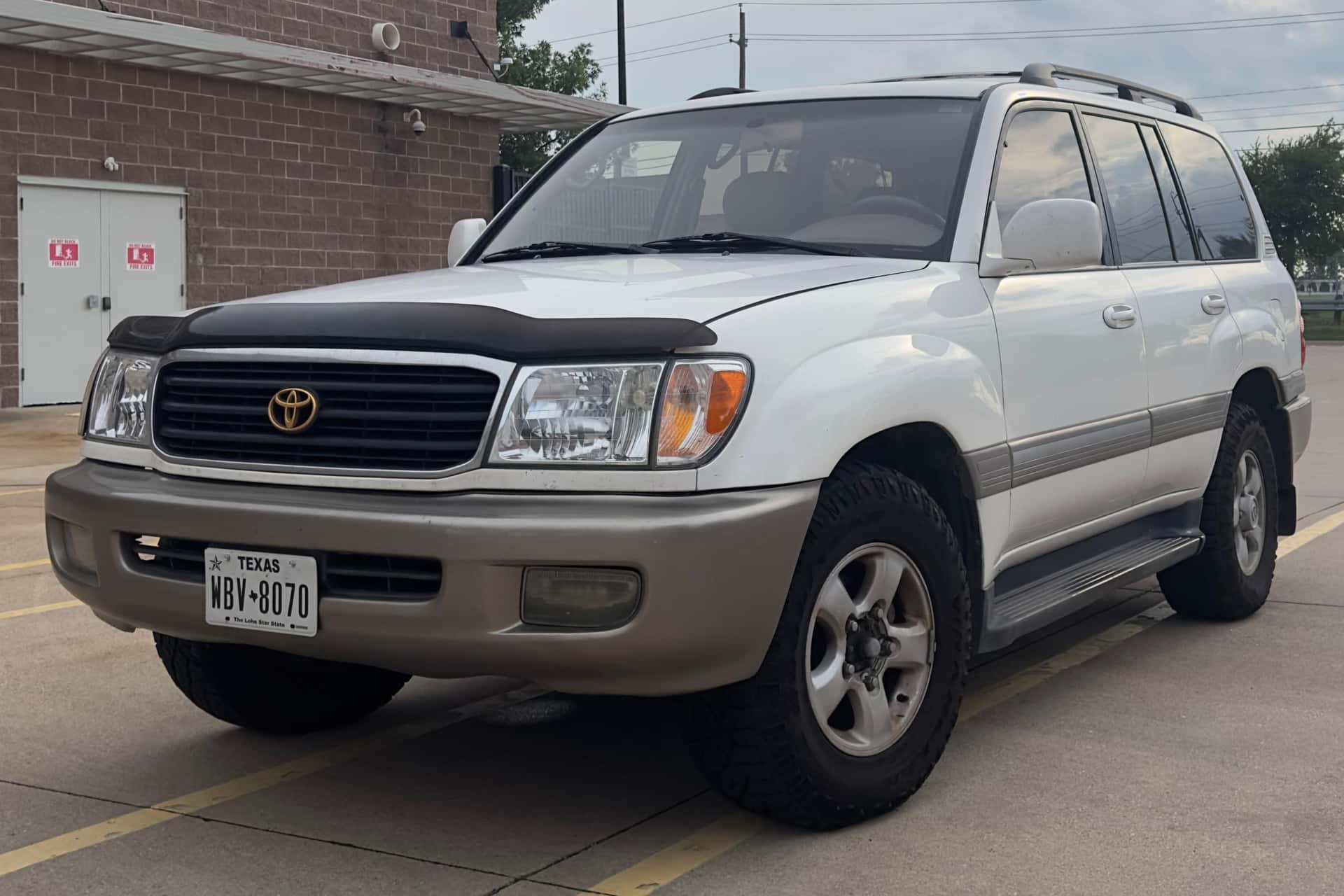 1998 Toyota Land Cruiser sold for $9,900