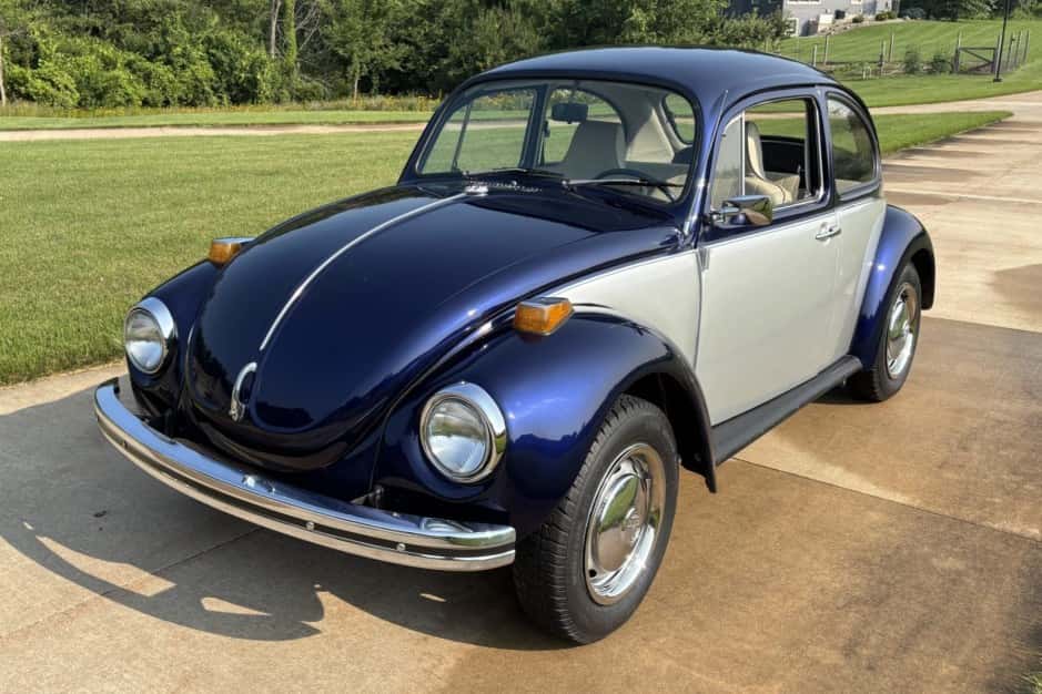 1972 Volkswagen Super Beetle sold for $6,508