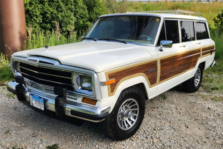 1990 Jeep SJ Grand Wagoneer sold for $11,750