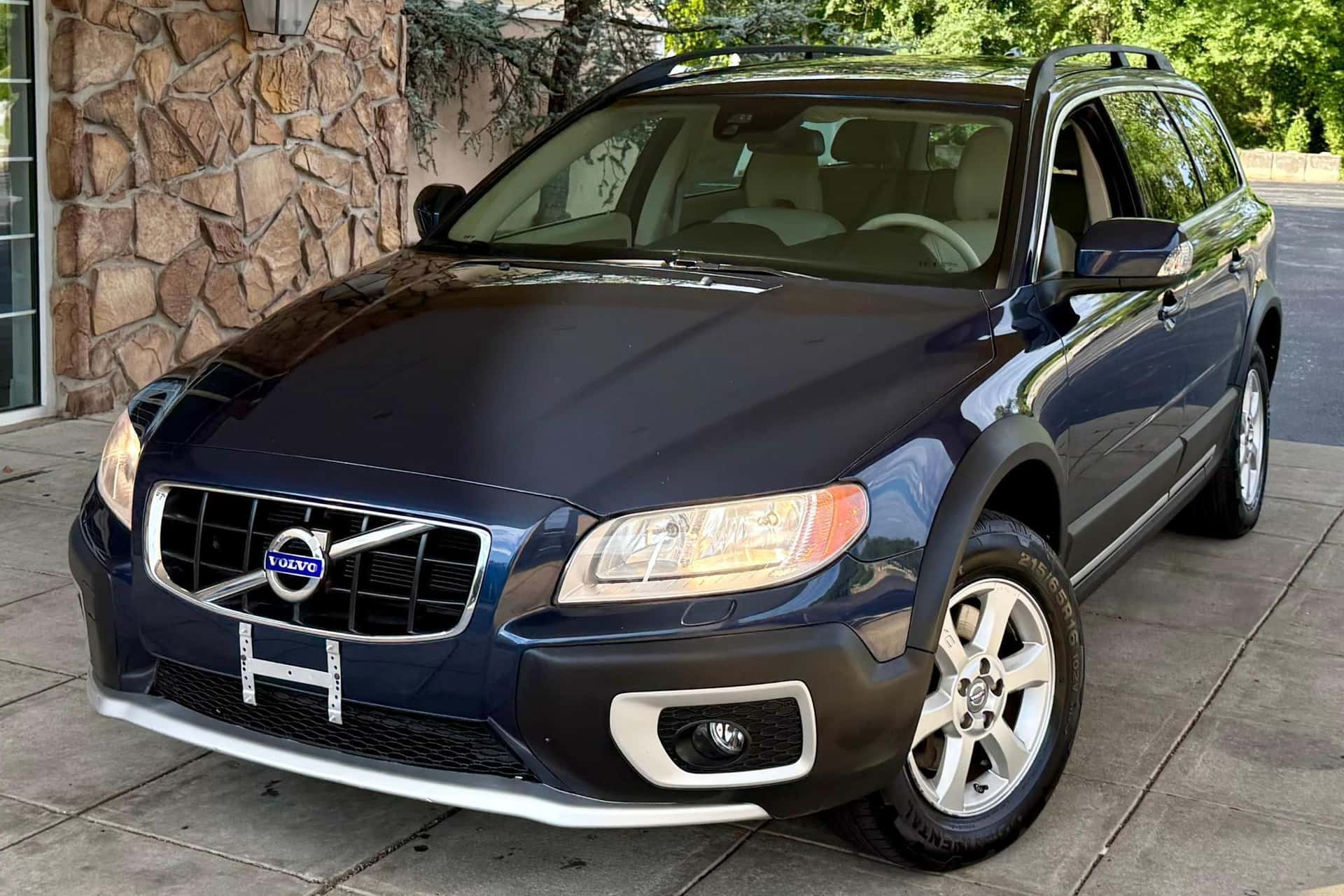 2012 Volvo XC70 sold for $11,000
