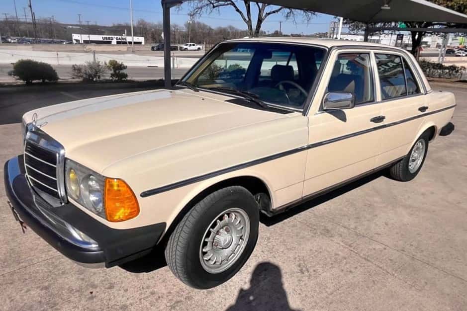 1985 Mercedes-Benz W123 sold for $7,100