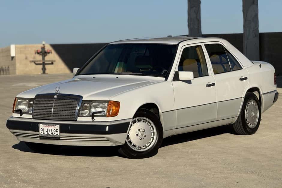 1992 Mercedes-Benz W124 E-Class sold for $6,701