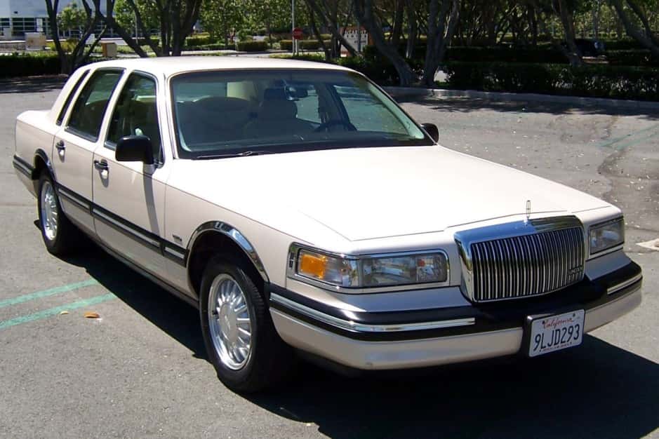 1996 Lincoln Town Car sold for $8,000