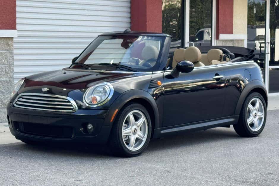 2010 Mini R57 Convertible sold for $5,833