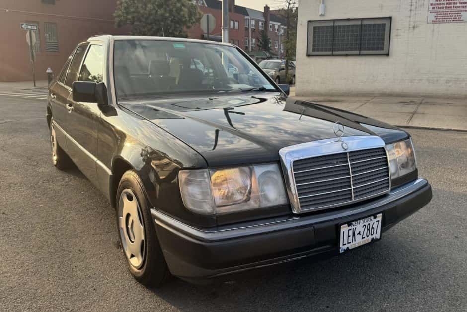 1990 Mercedes-Benz W124 E-Class sold for $9,700