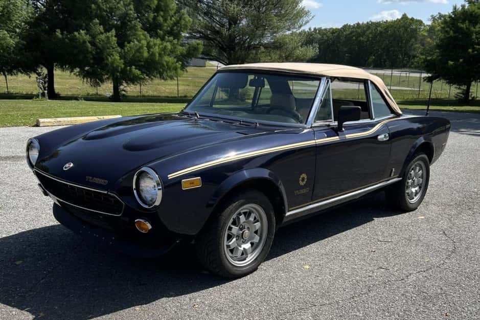 1981 Fiat 124 Spider (1966-1985) sold for $6,300