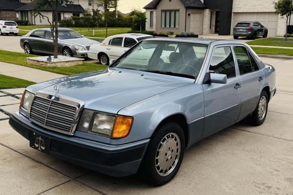 1992 Mercedes-Benz W124 E-Class sold for $5,600