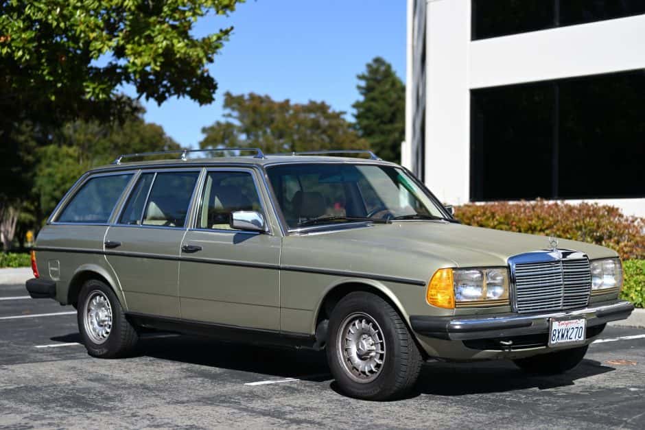 1985 Mercedes-Benz W123 sold for $15,250