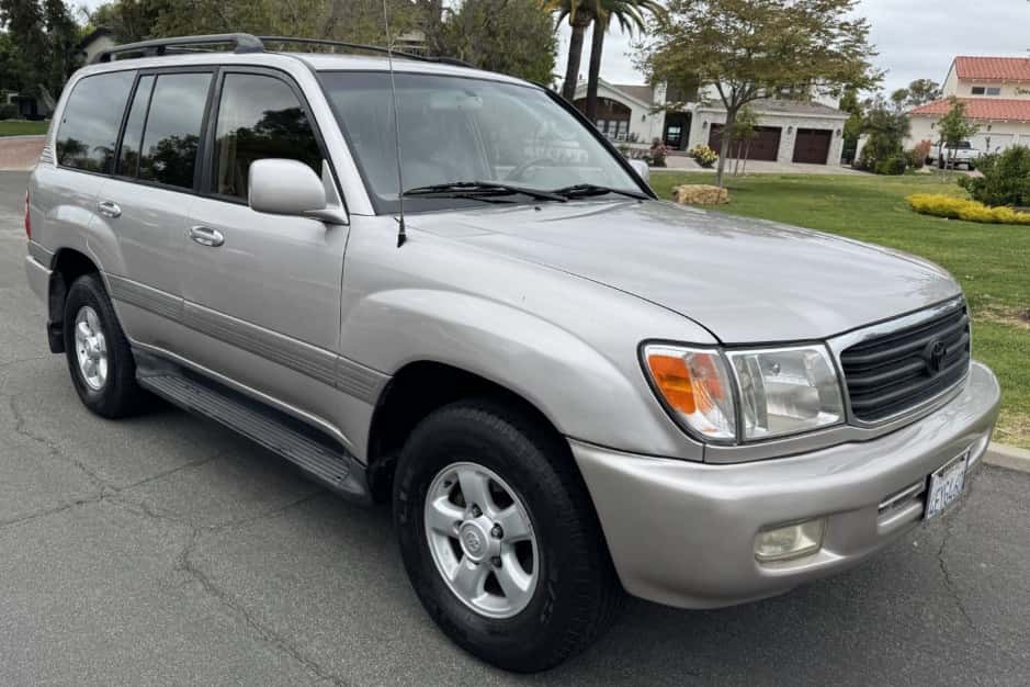1999 Toyota Land Cruiser 100-Series sold for $12,250