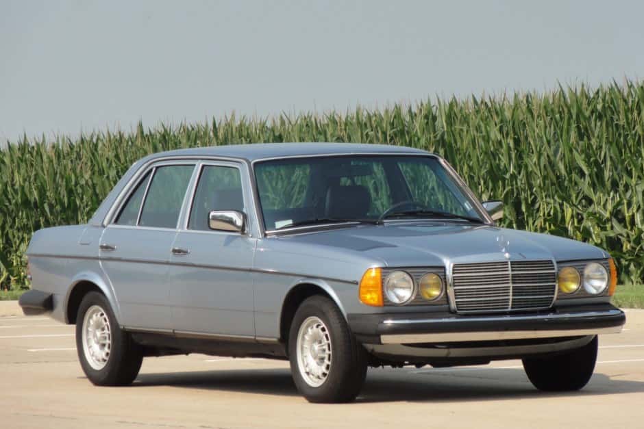 1985 Mercedes-Benz W123 sold for $9,950
