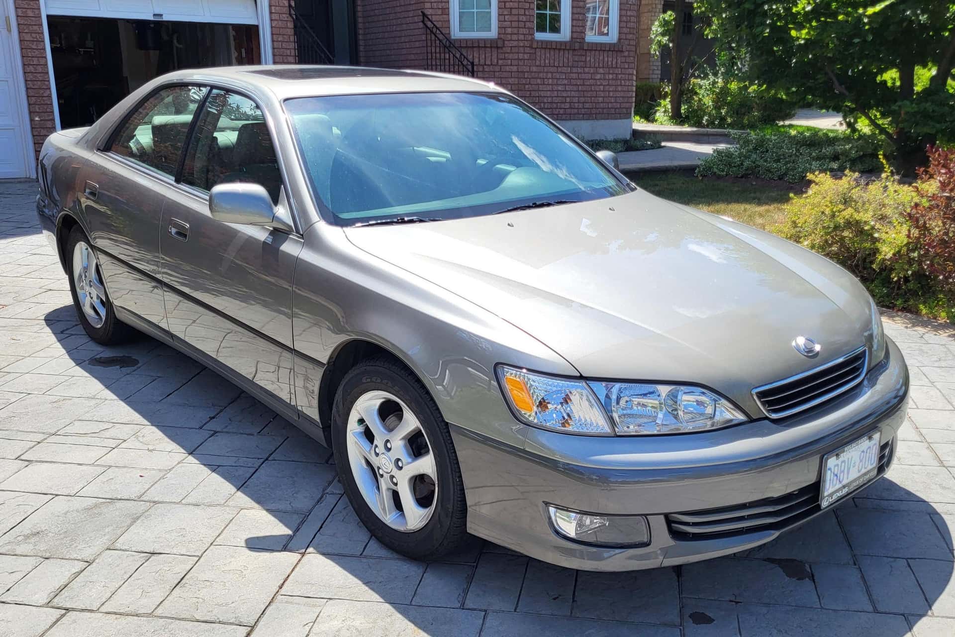 2001 Lexus ES sold for $6,988