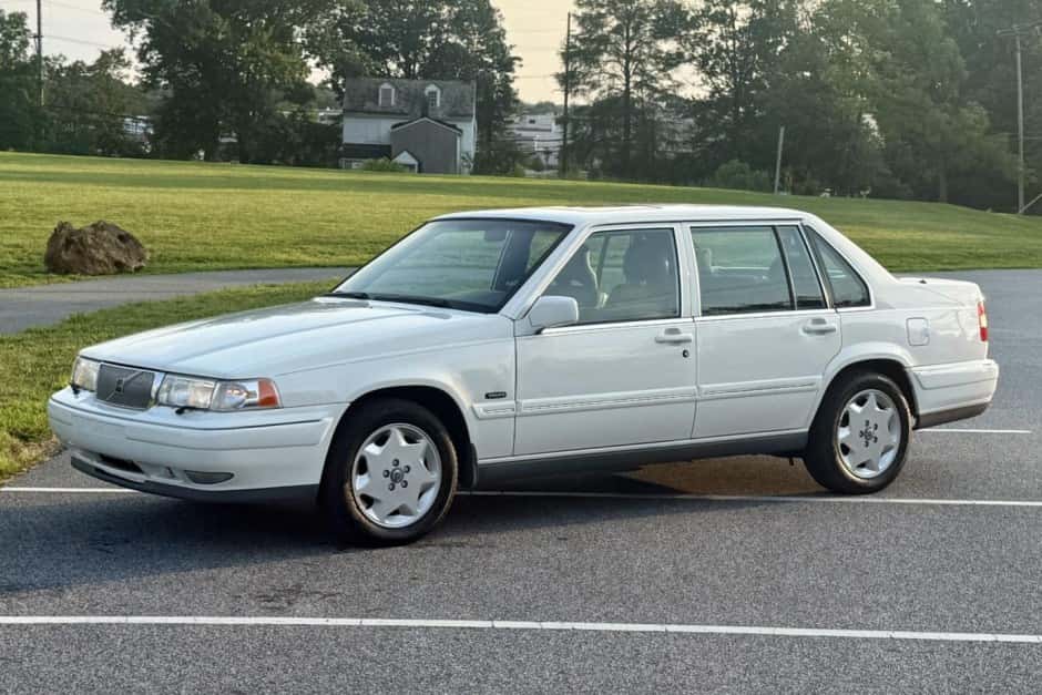 1998 Volvo 900-Series sold for $10,000