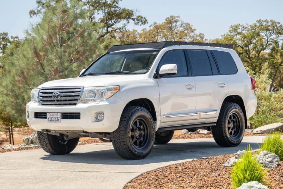 2014 Toyota Land Cruiser 200-Series sold for $31,100