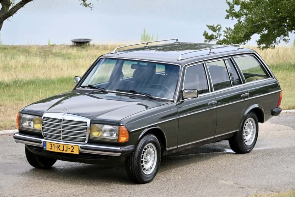 1985 Mercedes-Benz W123 sold for $17,800