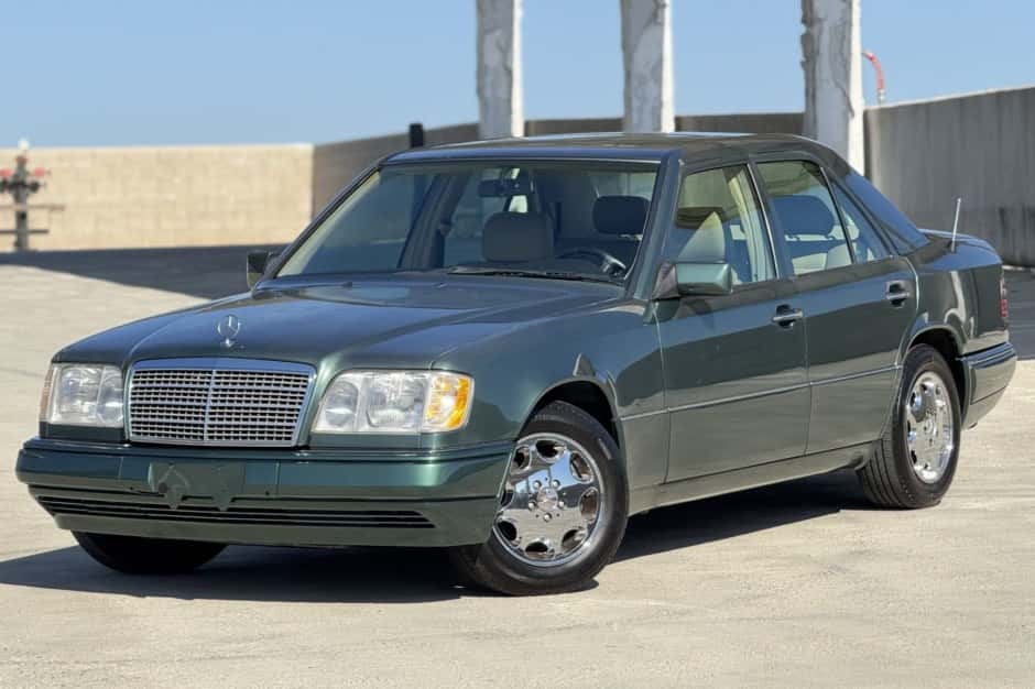 1995 Mercedes-Benz W124 E-Class sold for $7,300