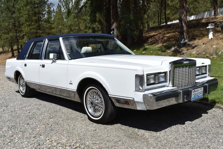 1987 Lincoln Town Car sold for $12,750