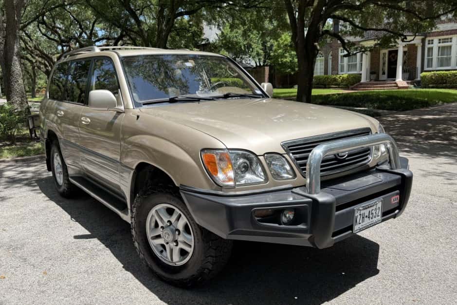 1999 Lexus LX470 sold for $22,333